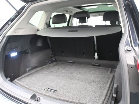 Used 2022 Volkswagen Tiguan SE w/ Panoramic Sunroof Package AWD/4WD image 11
