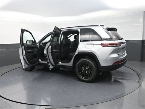 New 2025 Jeep Grand Cherokee Altitude image 29