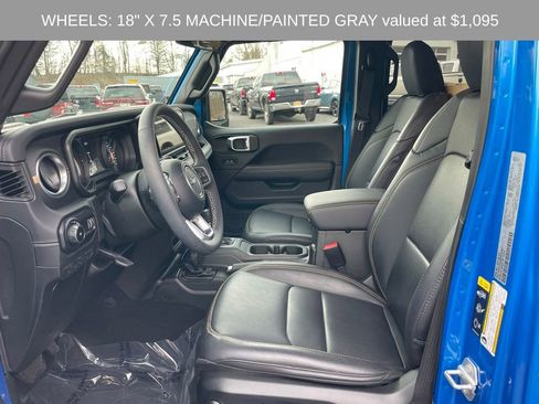 Used 2025 Jeep Wrangler Unlimited Sahara w/ Dual Top Group AWD/4WD image 10