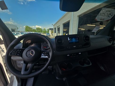 Used 2024 Mercedes-Benz Sprinter 2500 image 17