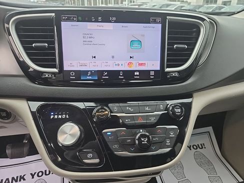 Used 2024 Chrysler Pacifica Touring-L image 18
