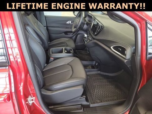 Used 2025 Chrysler Pacifica Select w/ Fav Edition Package FWD image 35