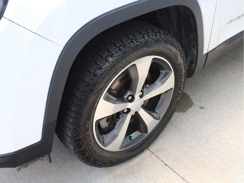Used 2019 Jeep Cherokee Limited AWD/4WD image 38