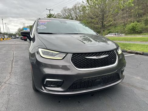 Used 2023 Chrysler Pacifica Touring-L FWD image 11