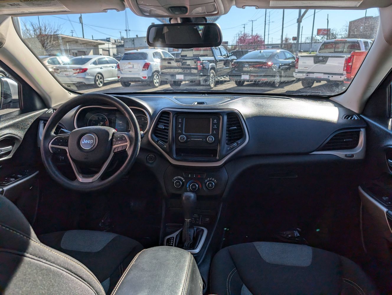 Used 2018 Jeep Cherokee Latitude FWD image 14