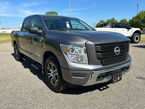 Used 2024 Nissan Titan SV w/ SV Convenience Package image 3