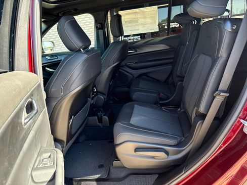 New 2025 Jeep Grand Cherokee L Laredo image 4