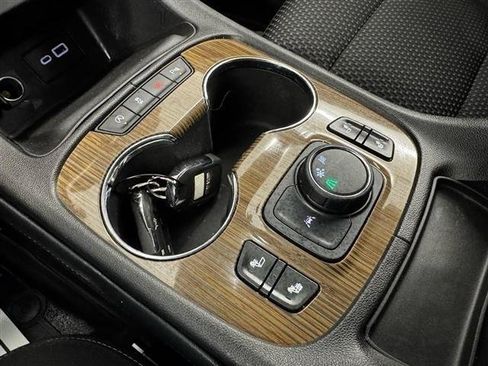 Used 2022 GMC Acadia SLE w/ Driver Convenience Package FWD image 27