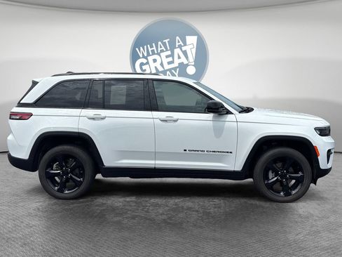 Used 2024 Jeep Grand Cherokee Altitude AWD/4WD image 2
