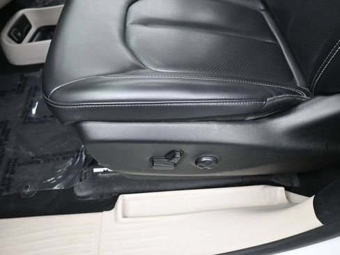 Used 2023 Chrysler Pacifica Touring-L FWD image 15