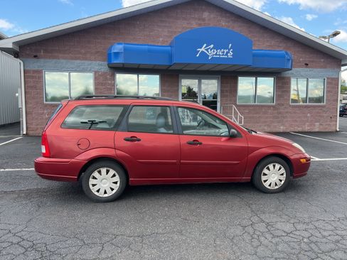 Used 2004 Ford Focus SE FWD image 2