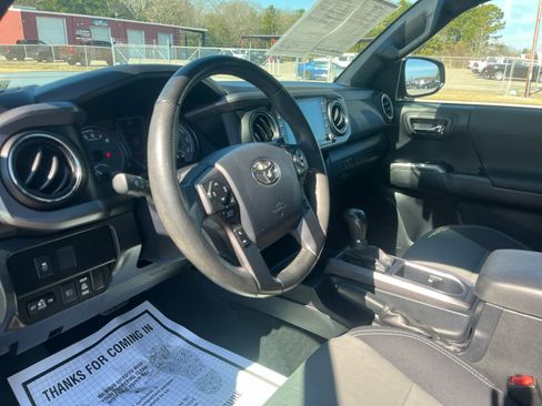 Used 2020 Toyota Tacoma TRD Sport image 16