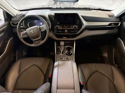 Used 2024 Toyota Highlander XLE image 10