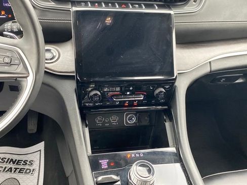 Used 2023 Jeep Grand Cherokee Limited image 8