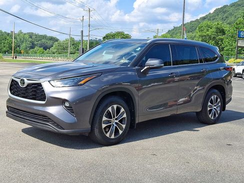 Used 2022 Toyota Highlander XLE image 3