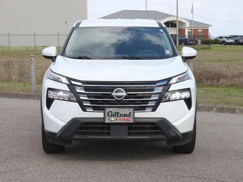 Used 2024 Nissan Rogue SV image 3