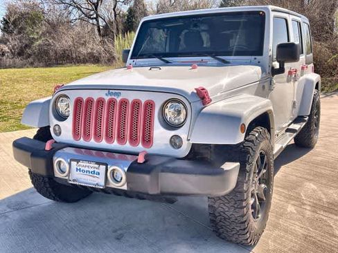 Used 2018 Jeep Wrangler Unlimited Sahara w/ Connectivity Group image 2