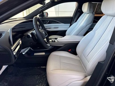 Used 2024 Cadillac Lyriq Luxury AWD/4WD image 9