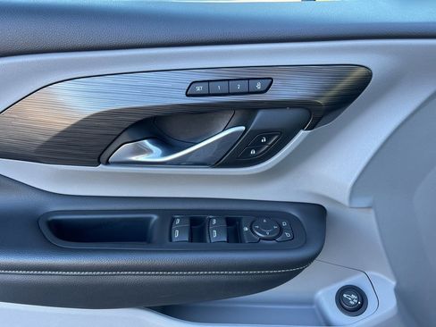 Used 2024 GMC Terrain SLT image 18