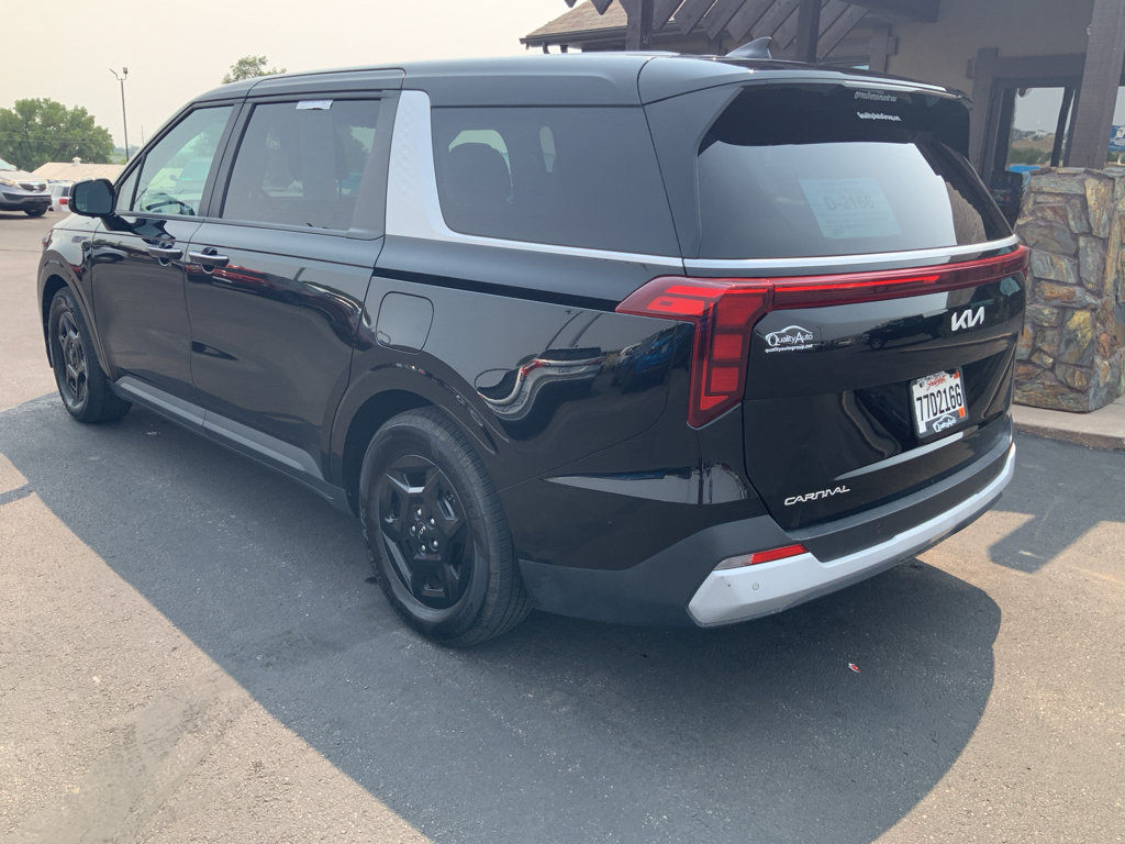 Used 2025 Kia Carnival FWD image 8