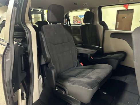 Used 2018 Dodge Grand Caravan SE w/ UConnect Hands-Free Group image 25
