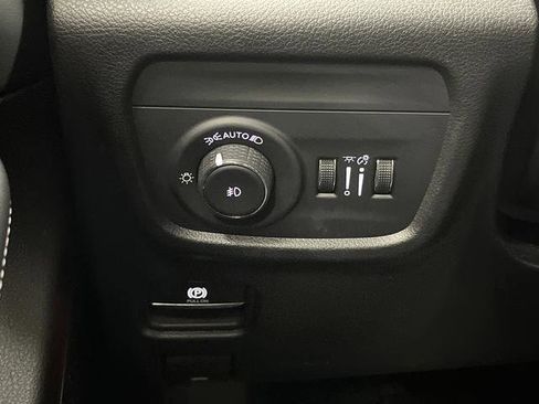 Used 2023 Jeep Grand Cherokee Limited w/ Luxury Tech Group II image 24