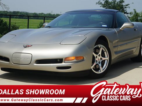 Used 2000 Chevrolet Corvette Coupe w/ Memory Pkg RWD image 1