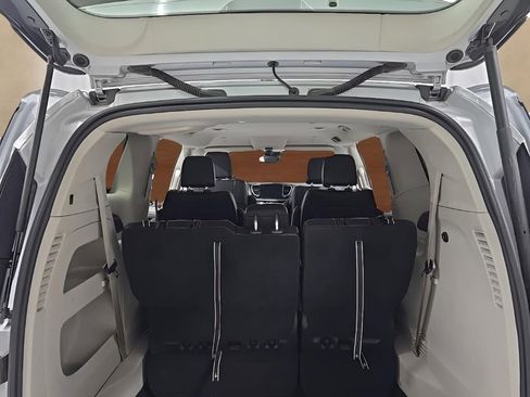 Used 2024 Chrysler Pacifica Touring-L image 17