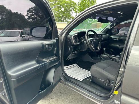 Used 2017 Toyota Tacoma TRD Sport AWD/4WD image 11