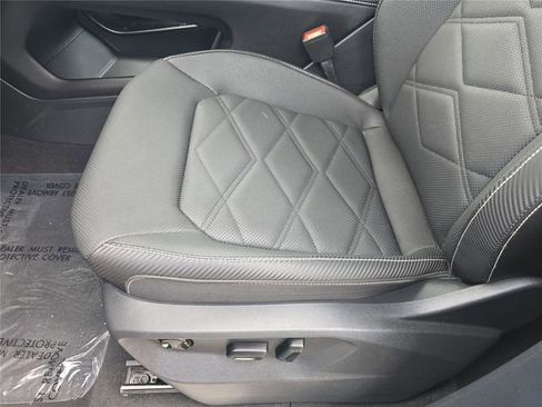 Used 2025 Volkswagen Atlas Cross Sport SE image 17