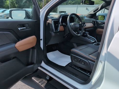Used 2024 GMC Canyon AT4 w/ AT4 Premium Package AWD/4WD image 16