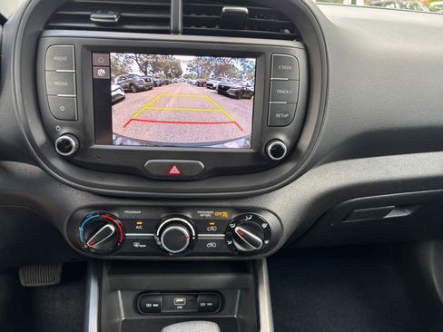 Used 2025 Kia Soul LX w/ LX Technology Package FWD image 17