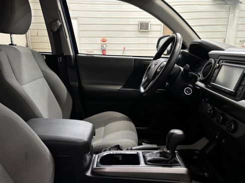 Used 2018 Toyota Tacoma SR5 RWD image 25