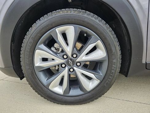 Used 2022 Chevrolet Bolt EUV LT w/ Convenience Package FWD image 9