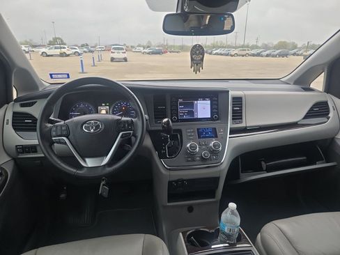 Used 2018 Toyota Sienna XLE w/ XLE Navigation Package image 8