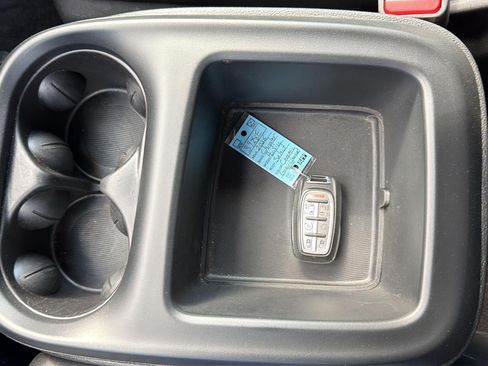 Used 2025 Chrysler Pacifica Select FWD image 21