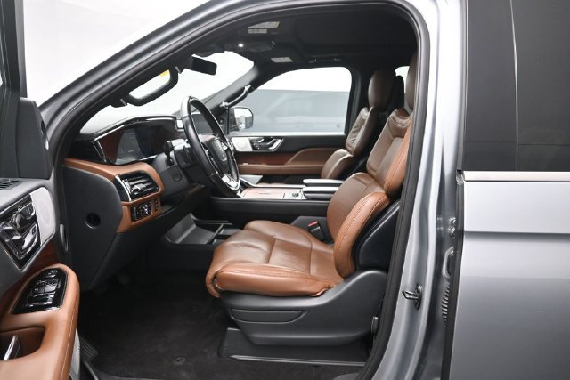 Certified 2023 Lincoln Navigator Reserve AWD/4WD image 10
