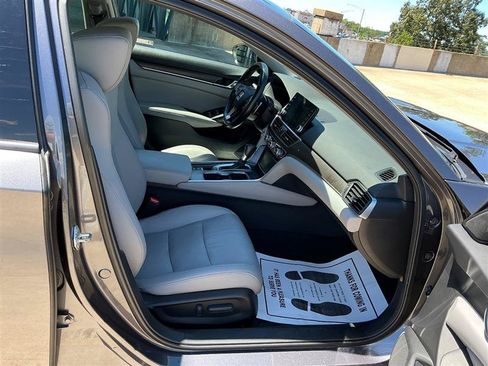 Used 2018 Honda Accord Touring image 32