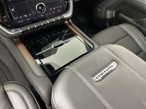 Used 2025 GMC Yukon XL Denali image 24