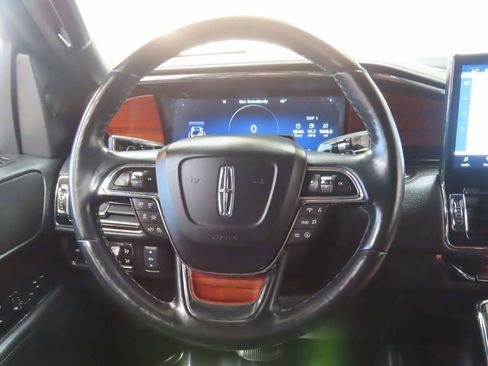 Used 2024 Lincoln Navigator Reserve image 10