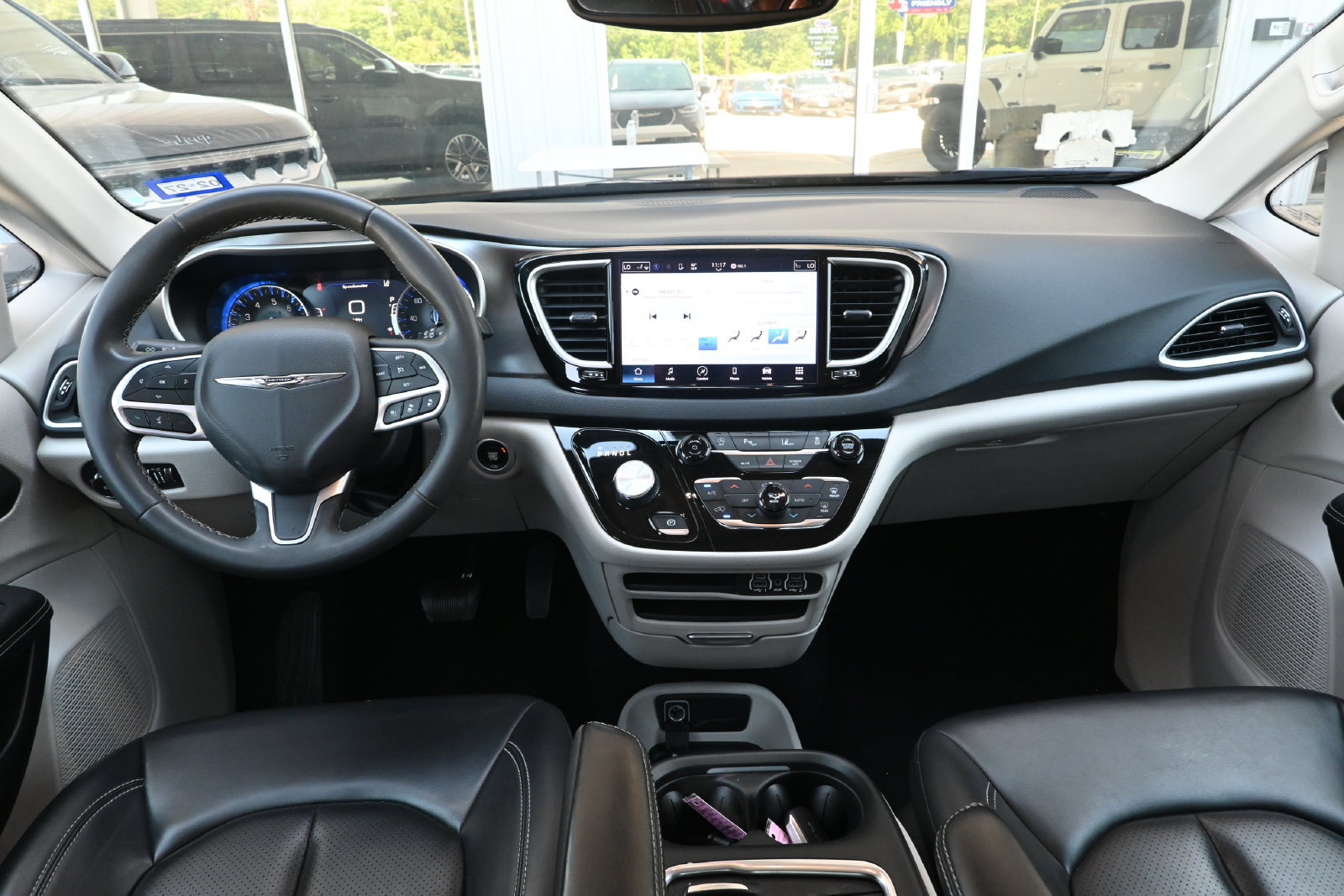 Used 2023 Chrysler Pacifica Touring-L FWD image 22