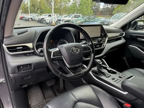 Used 2023 Toyota Highlander XLE AWD/4WD image 13
