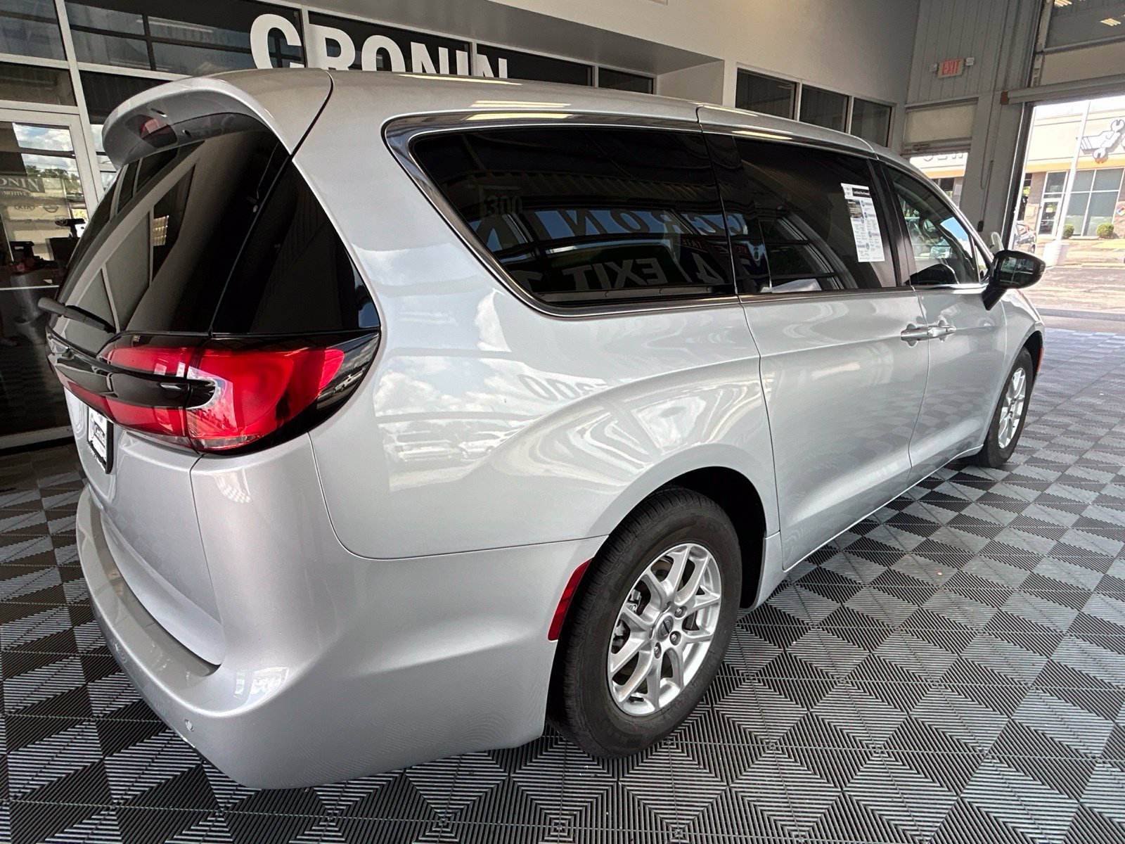 Used 2024 Chrysler Pacifica Touring-L FWD image 6