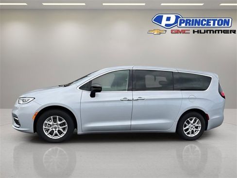 Used 2024 Chrysler Pacifica Touring-L image 4