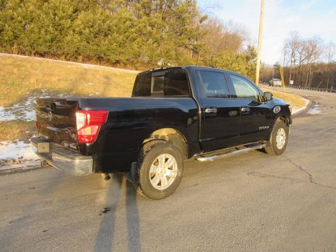 Used 2017 Nissan Titan SV image 3