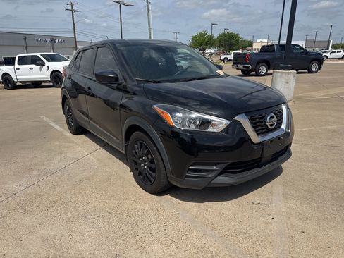 Used 2020 Nissan Kicks S image 3