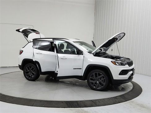 New 2026 Jeep Compass Latitude image 9