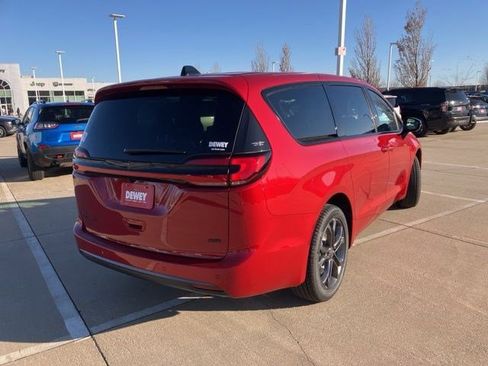 New 2026 Chrysler Pacifica Select AWD/4WD image 6