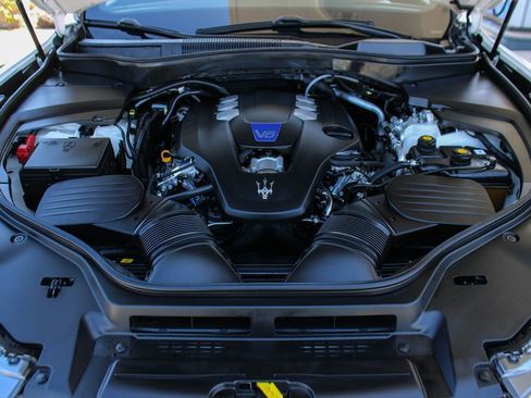 Used 2019 Maserati Levante S GranLusso AWD/4WD image 11