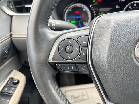 Used 2021 Toyota Venza Limited image 17